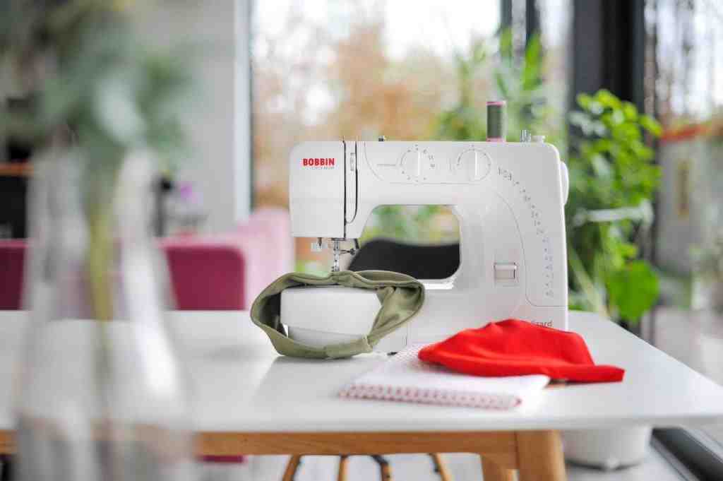 Súťaž o šijací stroj Bobbin Lizard 5228